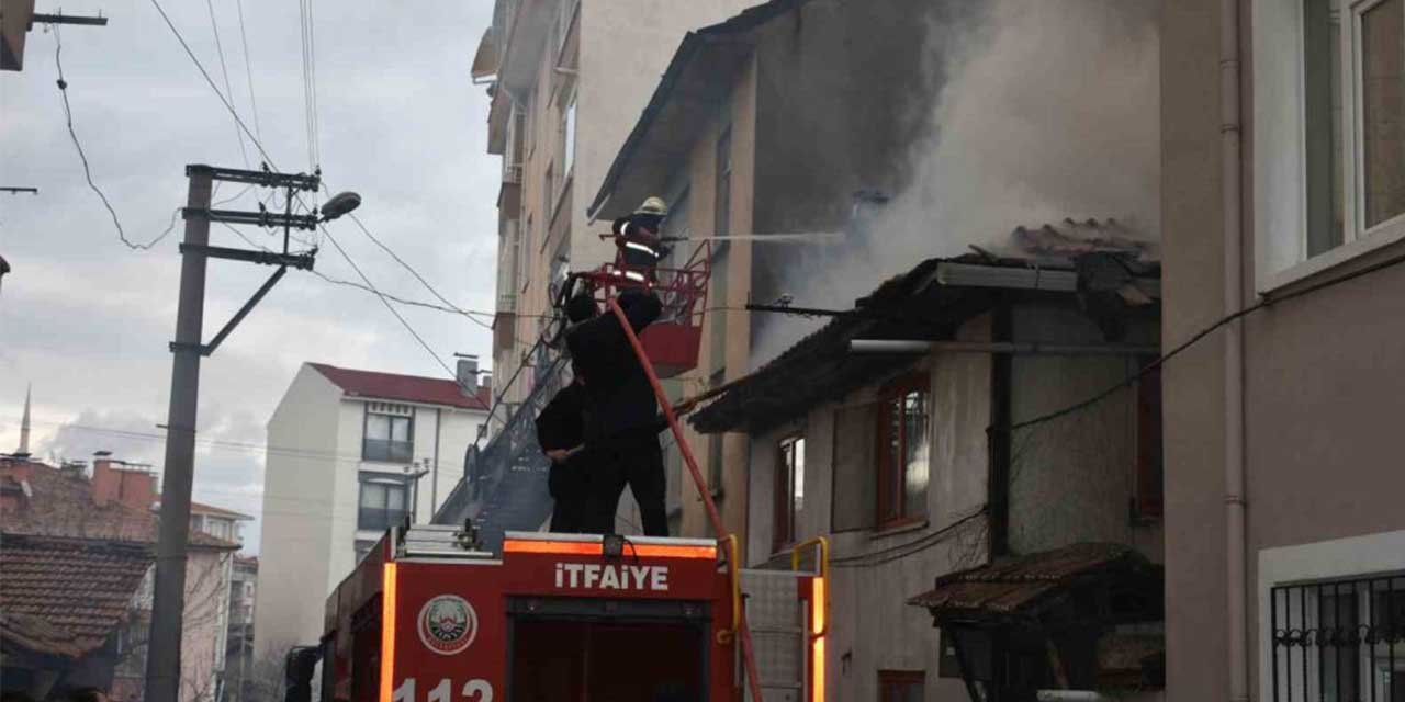 Evde çıkan yangında dumandan etkilenen anne ve kızı hastanelik oldu