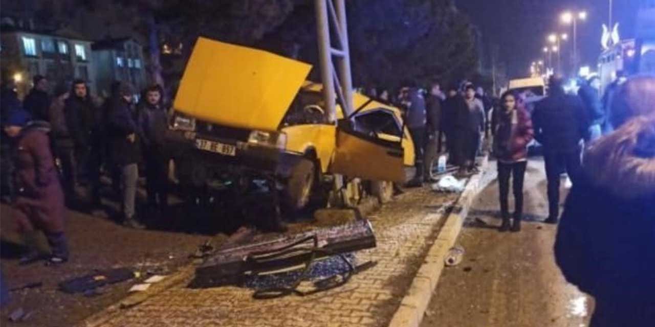 Yön tabelasına çarpan Tofaş marka otomobildeki çocuk hayatını kaybetti