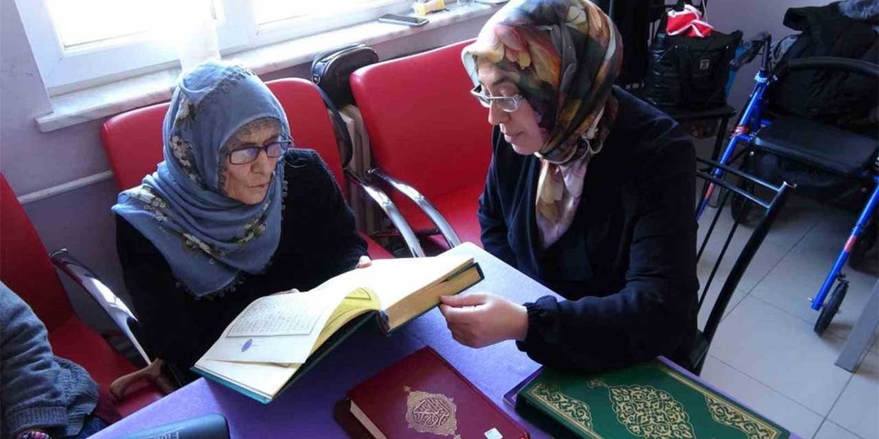 Huzurevindeki yaşlılar Kur’an-ı Kerim öğreniyor