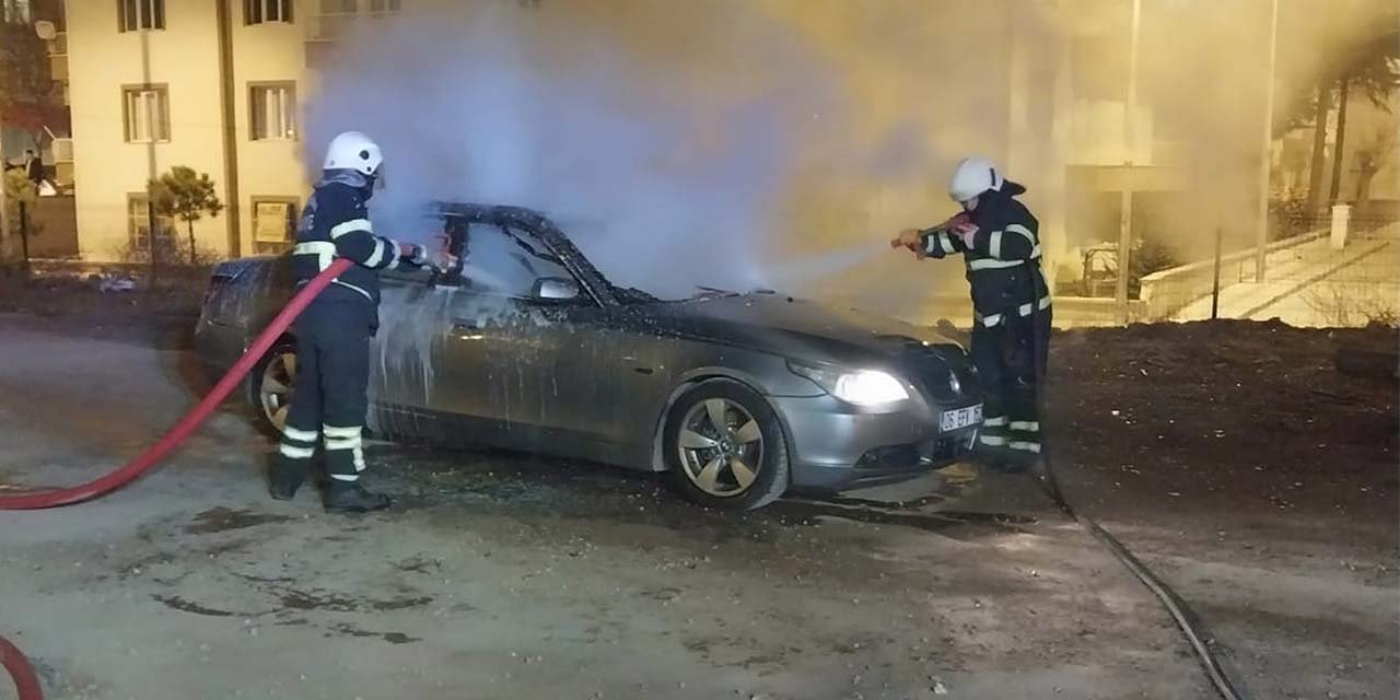 Kırıkkale'de park halindeki otomobil alev alev yandı