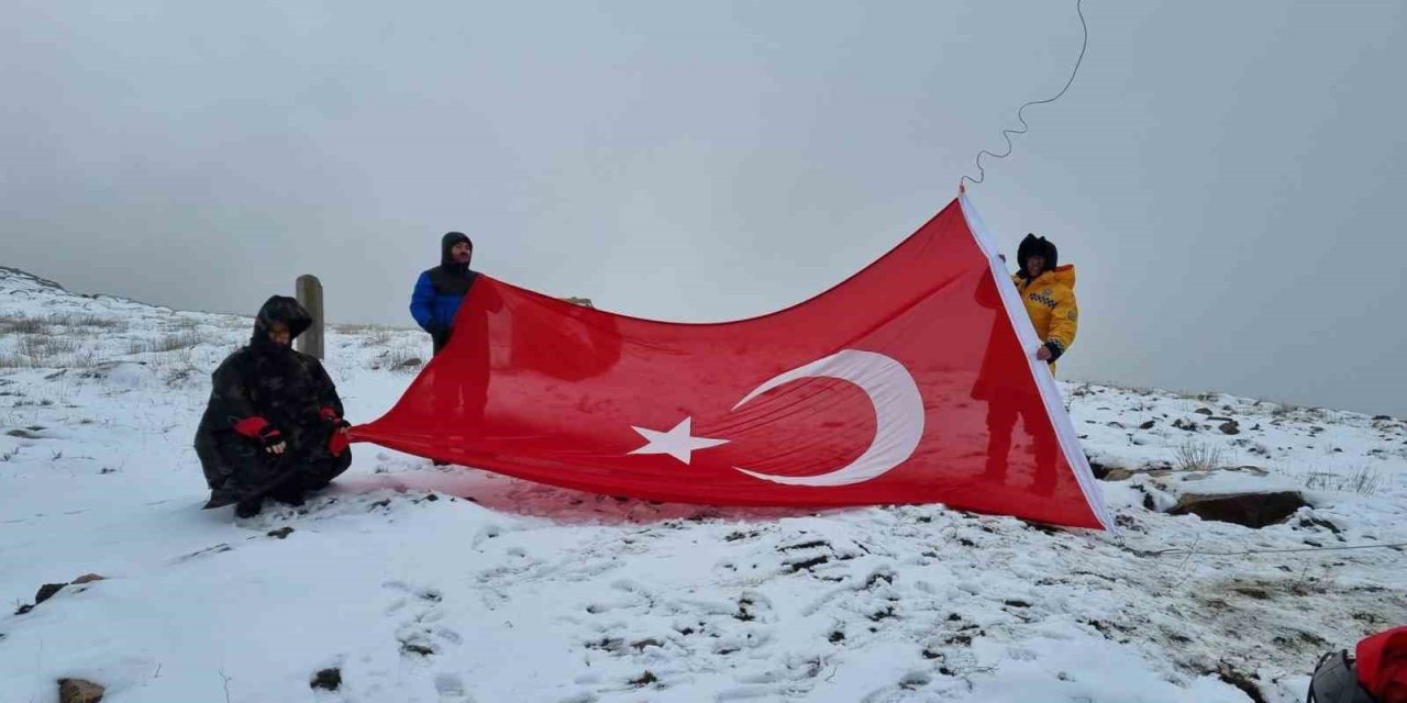 Dağcılar, yıpranan Türk Bayrağı’nı değiştirdi