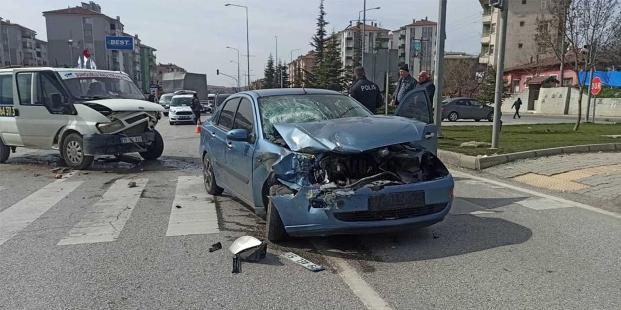 Otomobil ve minibüs çarpıştı!