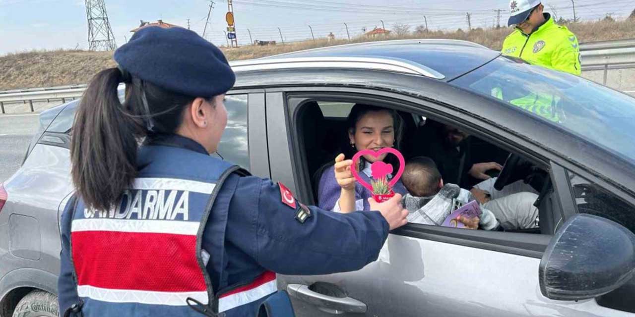 Jandarma kadın şoför ve yolcuların Kadınlar Gününü kutladı