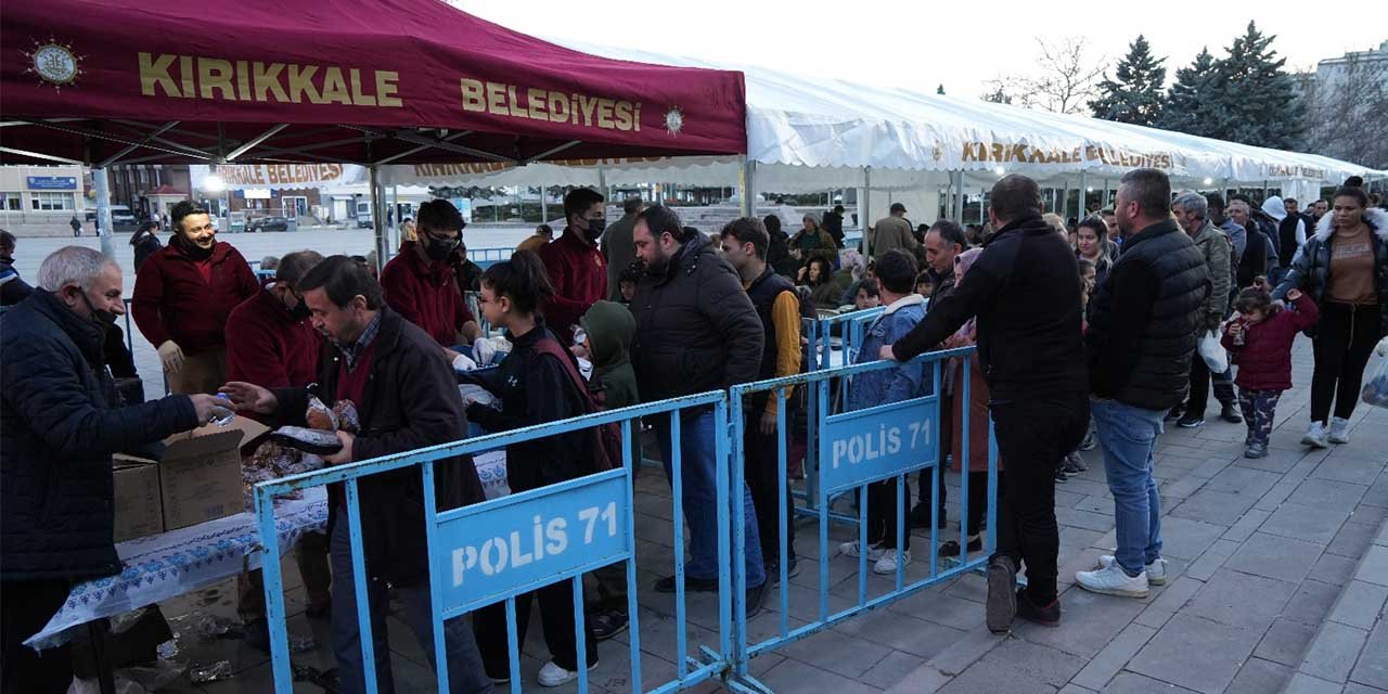 Kırıkkale Belediyesi iftar çadırı yüzlerce kişiyi ağırlıyor
