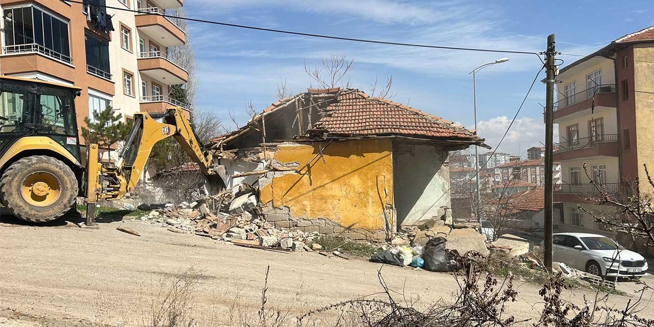 Kırıkkale Belediyesi harekete geçti!  Riskli yapılar yıkılıyor