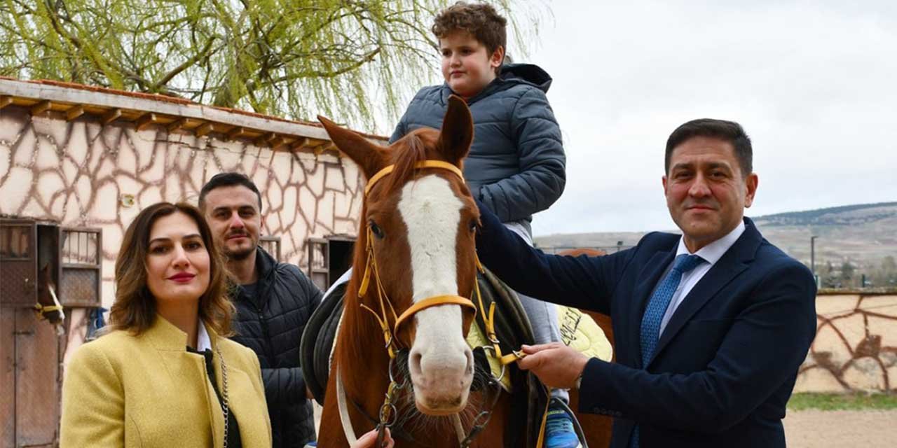 Kırıkkale’de özel çocuklara atlarla terapi