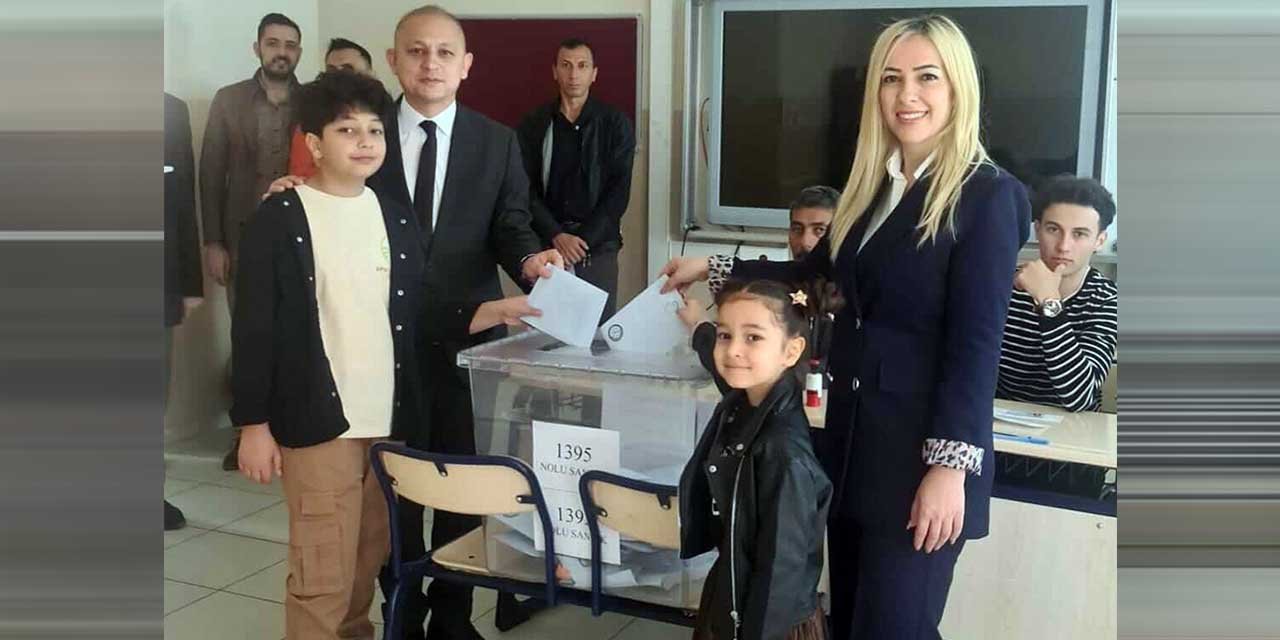 Ahmet Önal, ailesiyle oy kullandı
