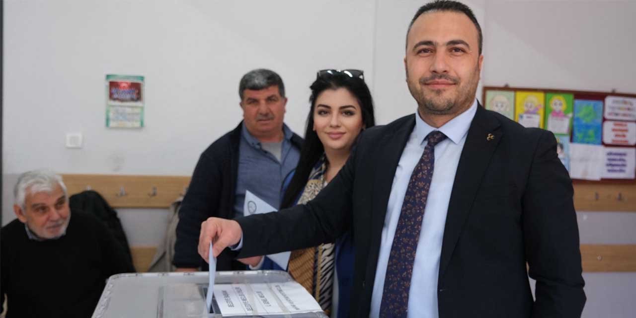 Murat Abalı, eşi ile oy kullandı