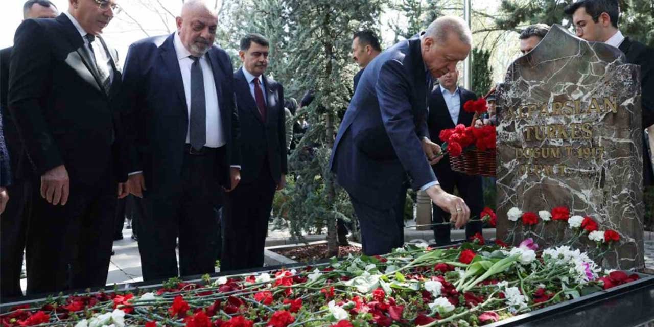 Erdoğan, Alparslan Türkeş’in kabrini ziyaret etti