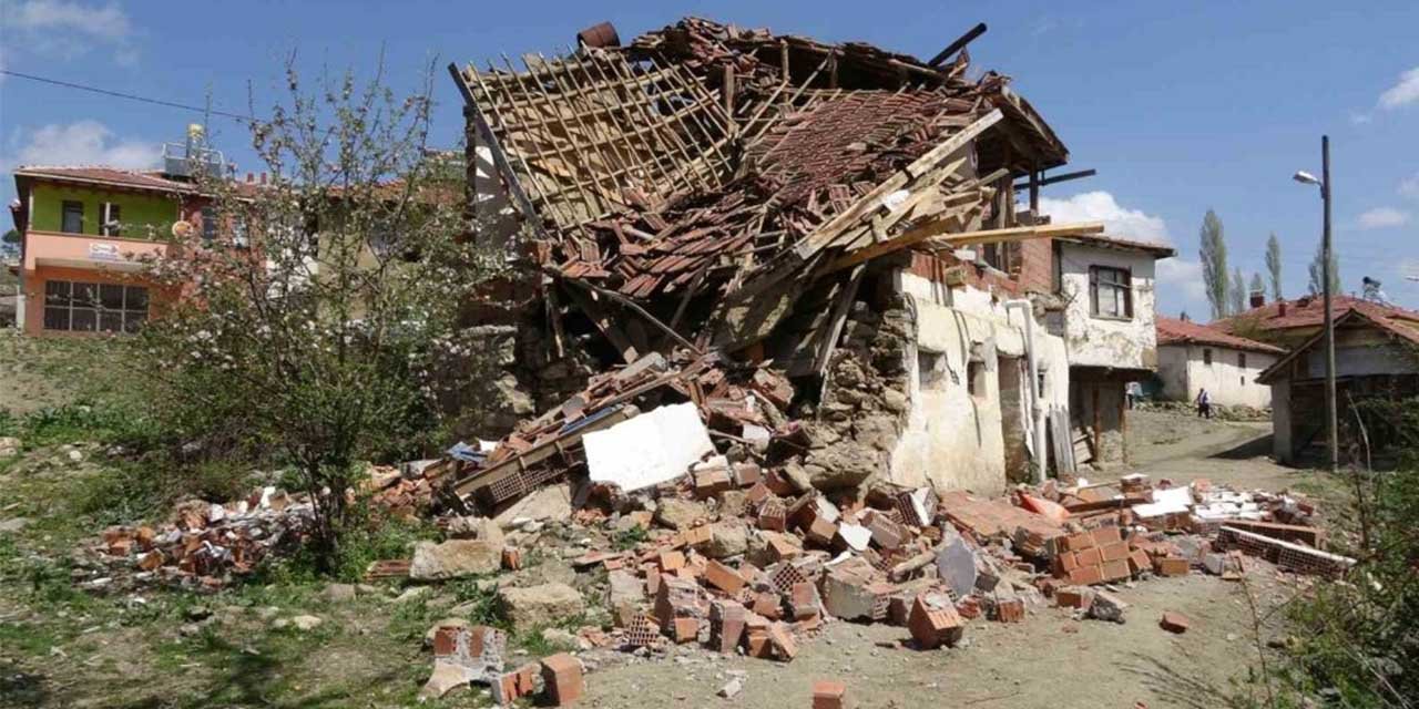 Yozgat’ta depremin izleri gün ışıyınca ortaya çıktı