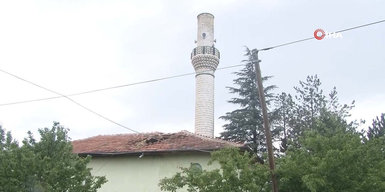 Elmadağ'da fırtınaya dayanamayan iki minare devrildi