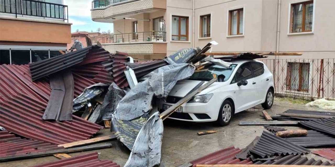 Fırtınada uçan çatı, park halindeki otomobillerin üzerine devrildi