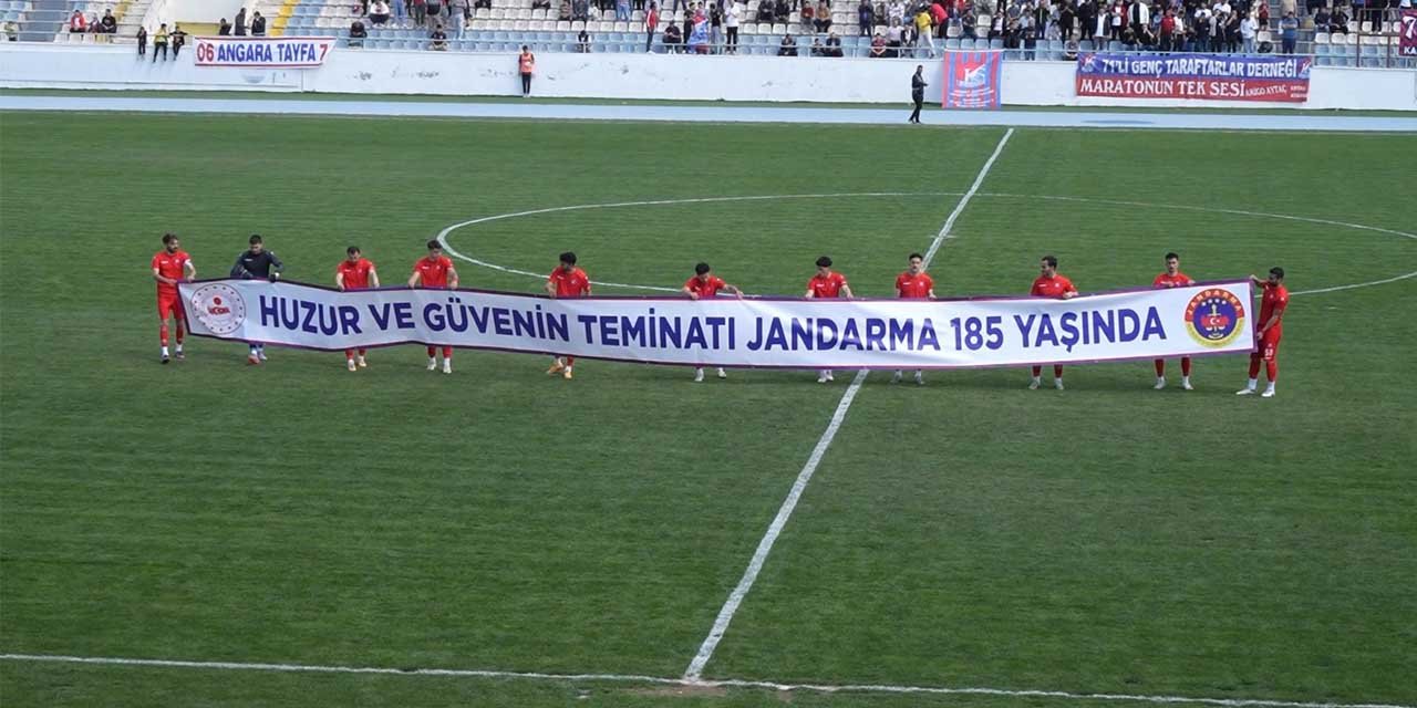 Futbolculardan Jandarma için anlamlı pankart