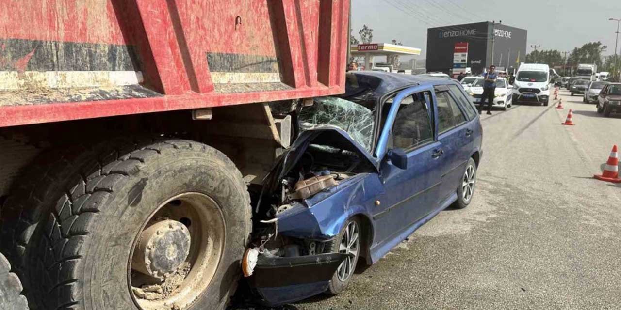Otomobil kamyonun altına girdi: 1 ölü, 2 yaralı
