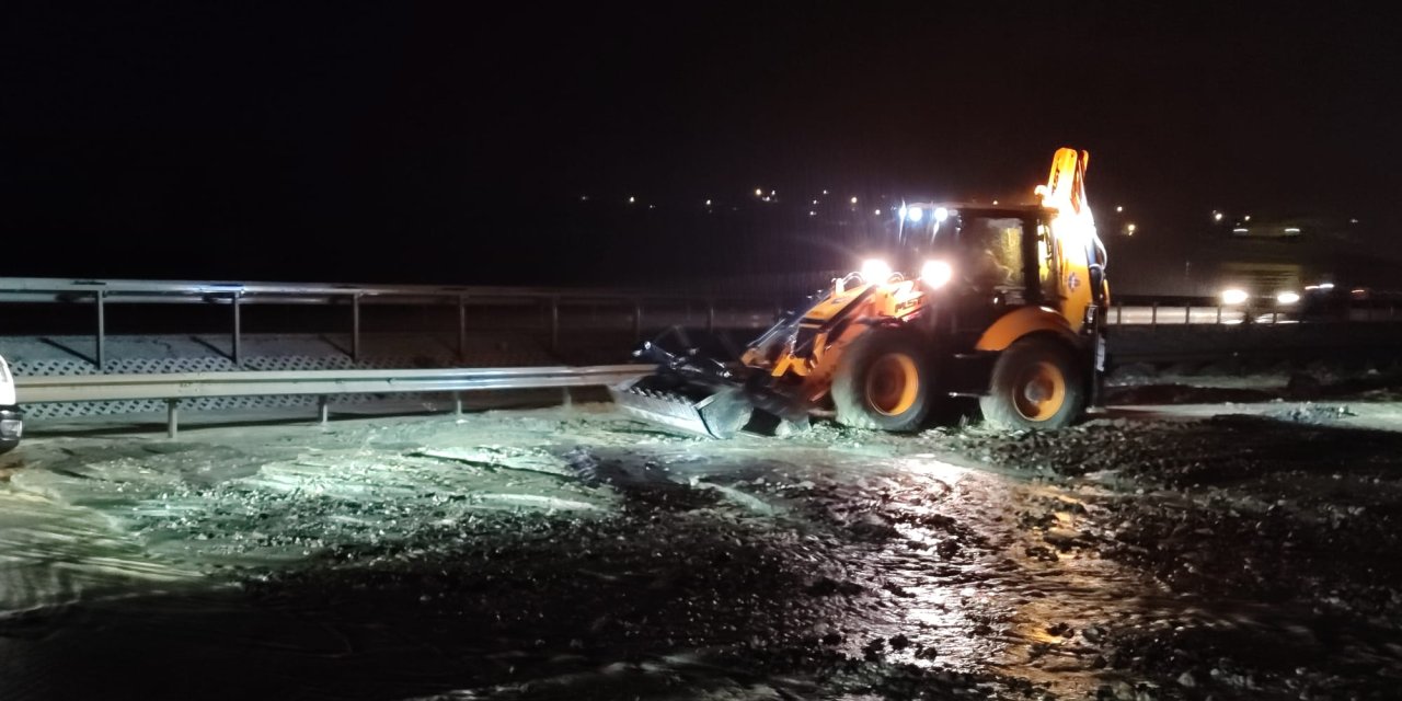 Sel suları Ankara-Kırıkkale yolunu ulaşıma kapattı