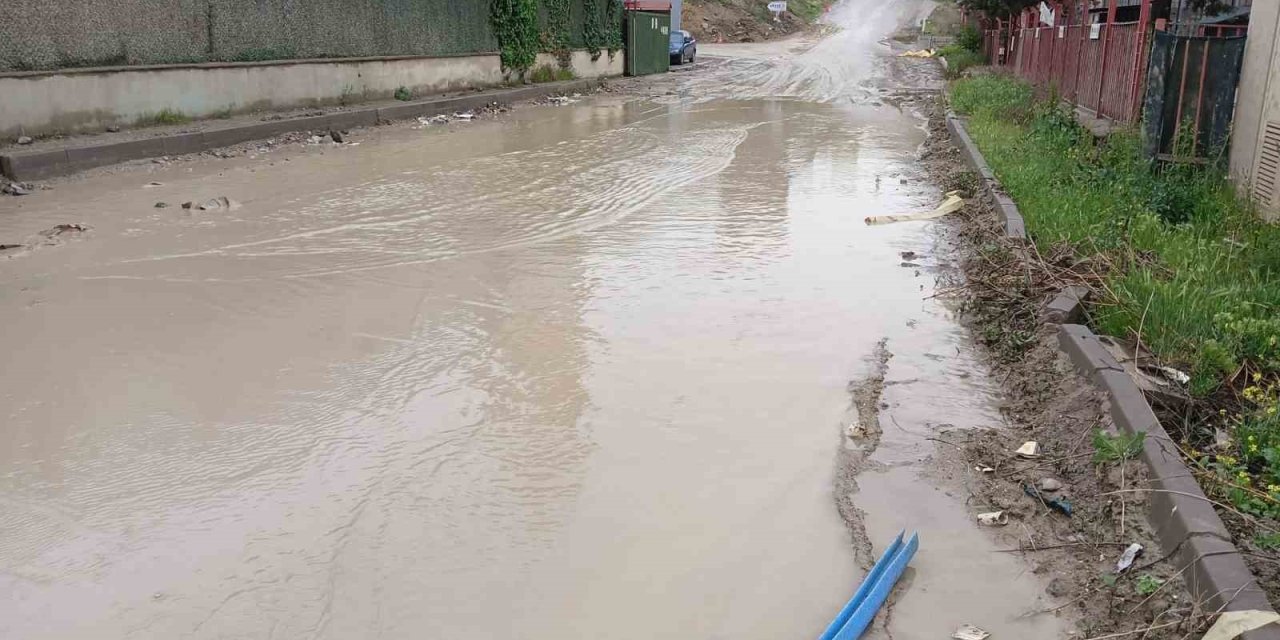 Şiddetli yağış, caddeleri sular altında bıraktı