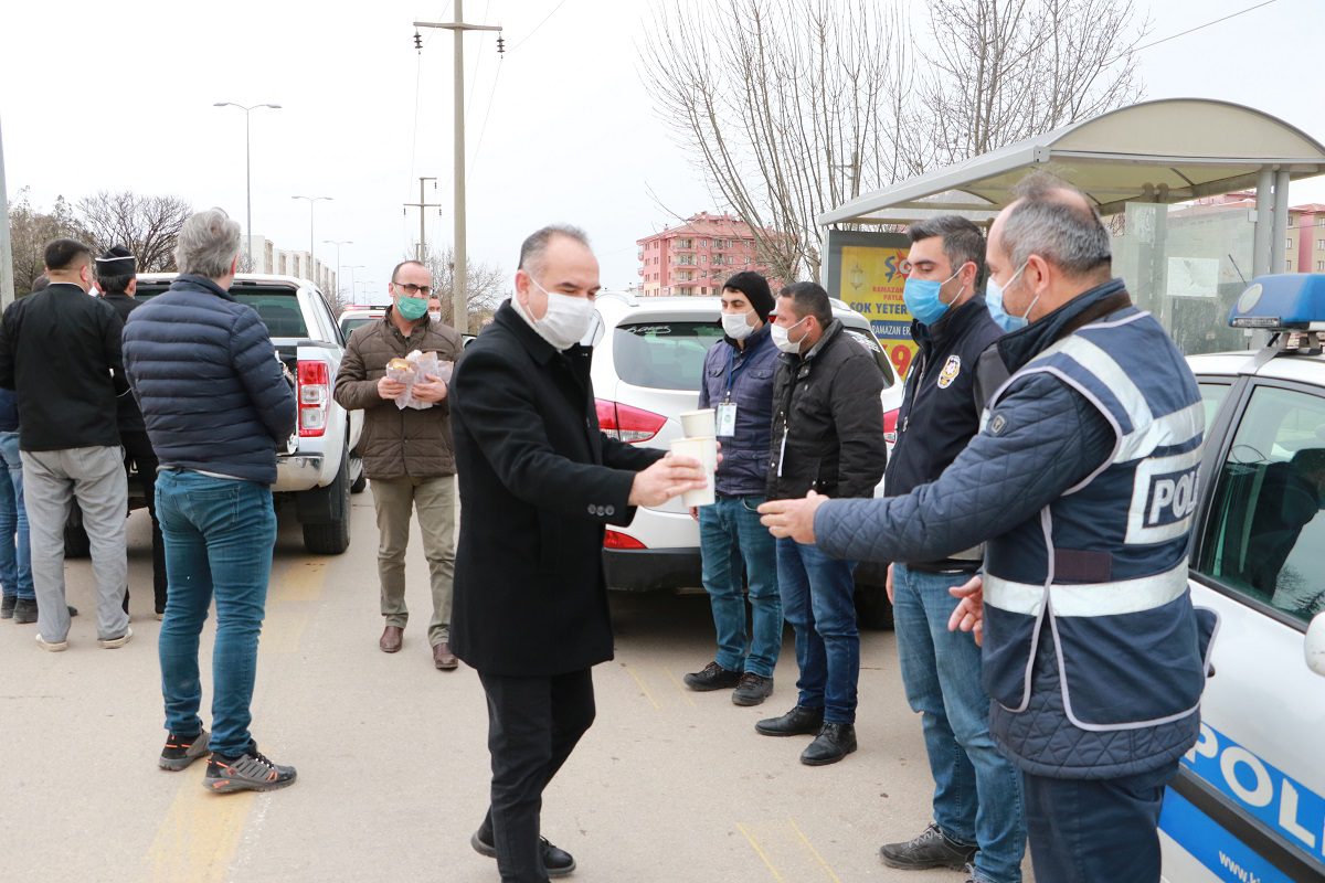 Görev başındaki güvenlik görevlilerine sıcak çorba