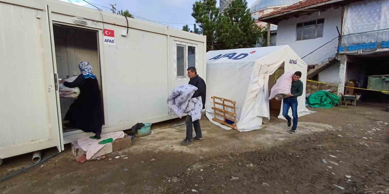Yozgat’ta evi depremde ağır hasar gören aileler çadırdan konteynerlere yerleşiyor