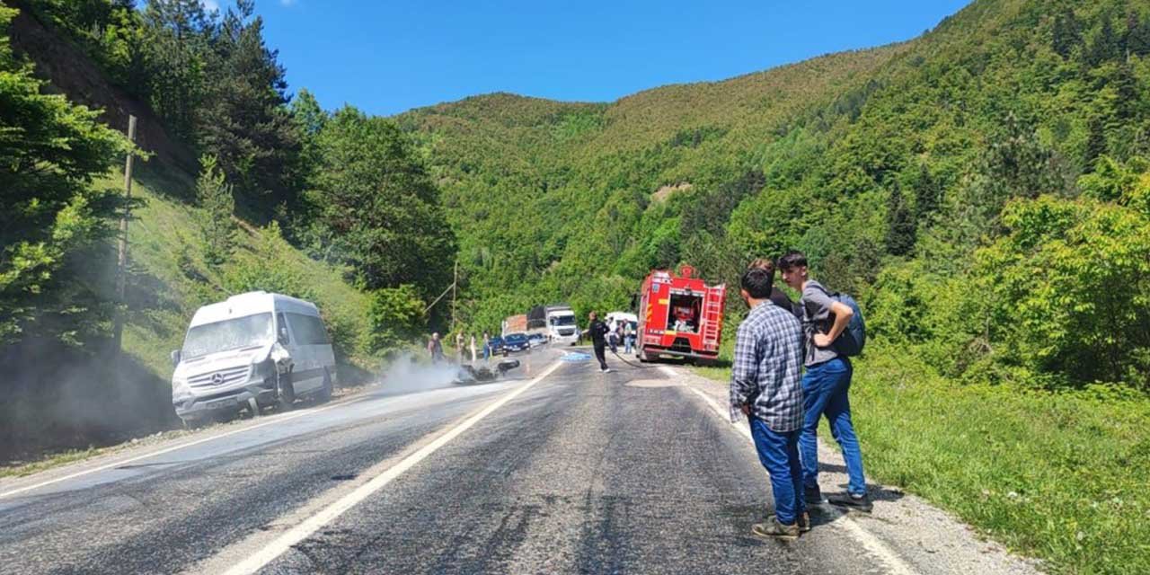 Motosiklet, minibüs ile çarpıştı: 1 ölü