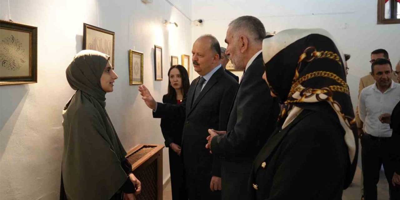 Kız öğrencilerin ebru, resim ve tezhip eserleri beğeni topladı