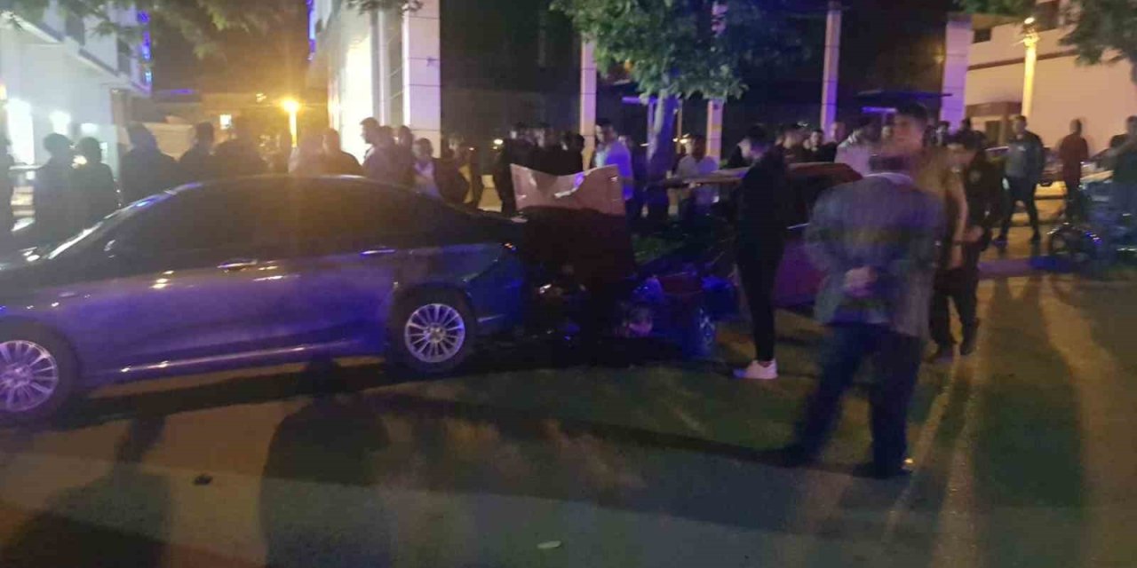 Park halindeki araçlara çarpan otomobilin sürücüsü yaralandı