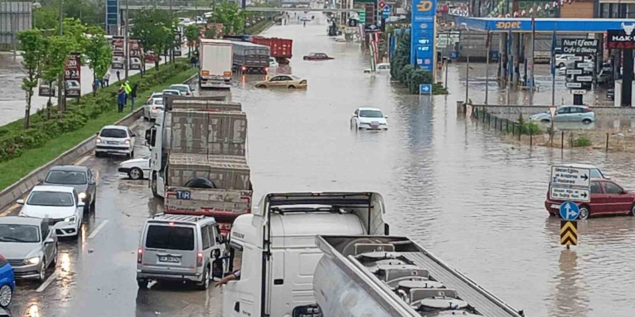 Ankara’da caddeler göle dönerken otomobiller suya gömüldü