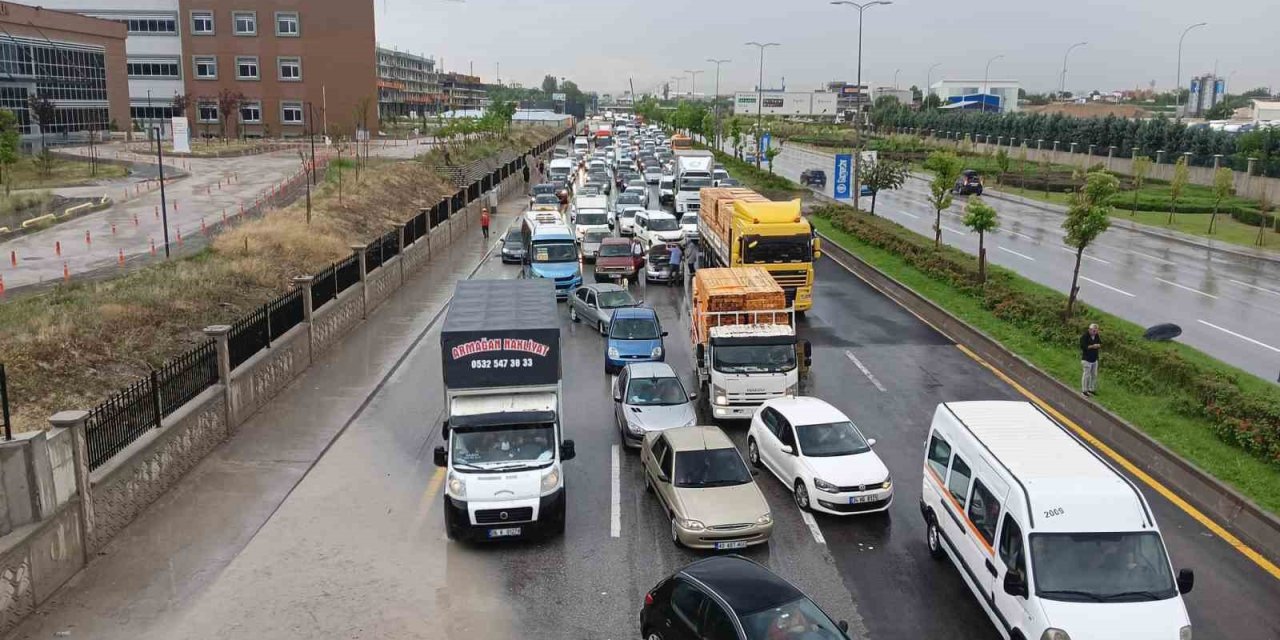 Başkent’te sağanak yağış hayatı olumsuz etkiledi