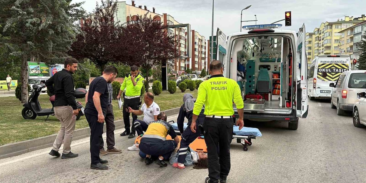 Seyir halindeki motosikleten düşen kadın yaralandı