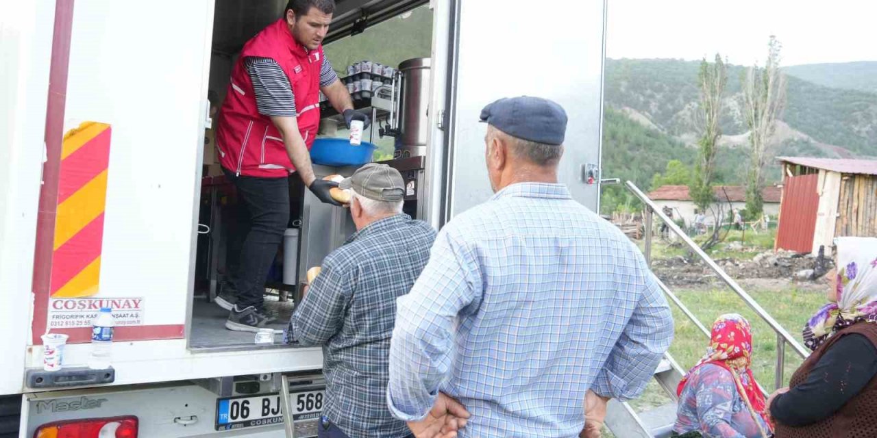 12 evin yandığı köyde vatandaşlara Kızılay ekibinden yemek ikramı