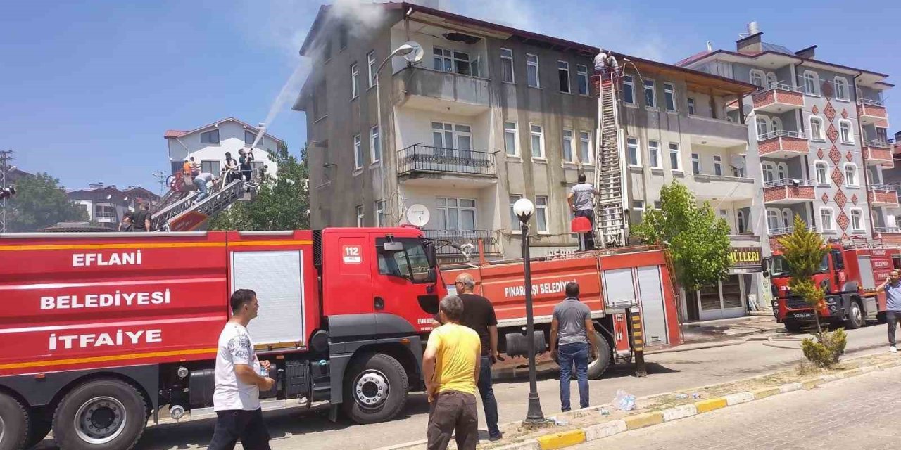 4 katlı binadaki yangın paniğe sebep oldu