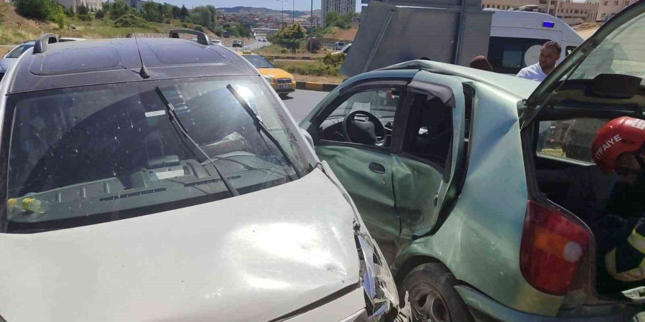 Kastamonu’da kamyonet ile otomobil çarpıştı: 3 yaralı