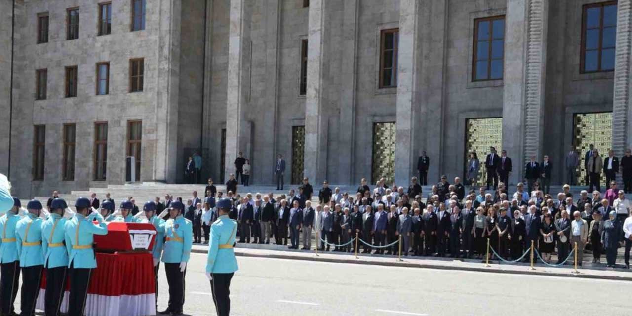 Mecliste eski Dıșișleri Bakanı Yakıș için tören düzenlendi