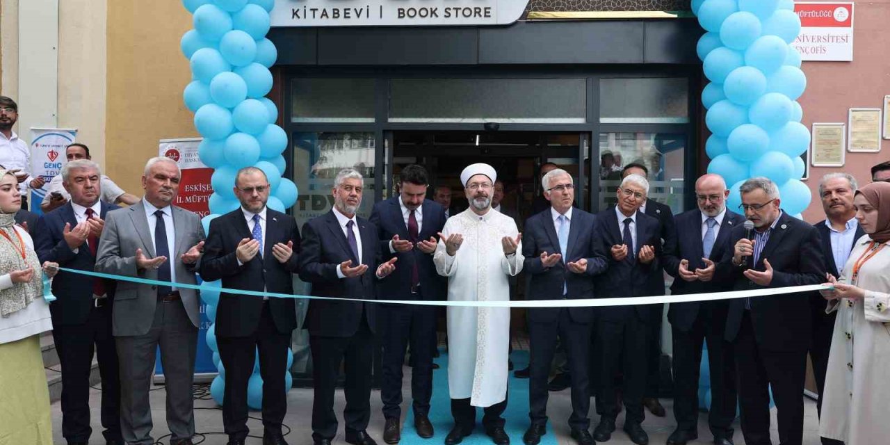 TDV Kitabevi ile ESOGÜ Diyanet Genç Ofis dualarla açıldı