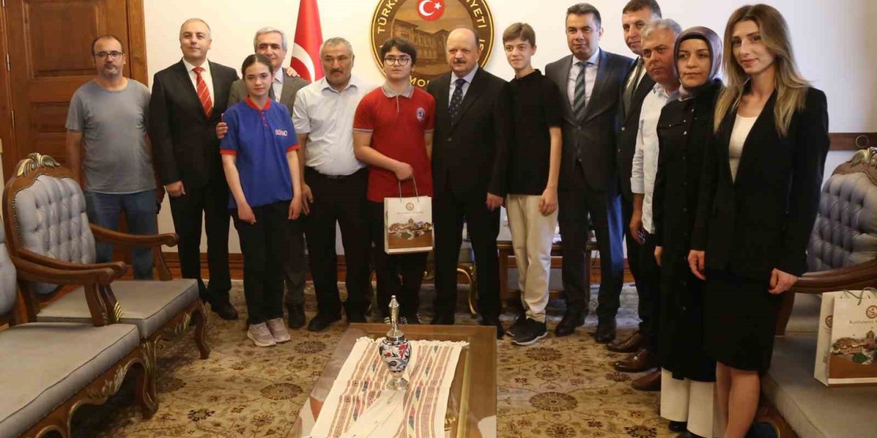 Vali Dallı, LGS’de Türkiye birincisi olan öğrencileri kabul etti