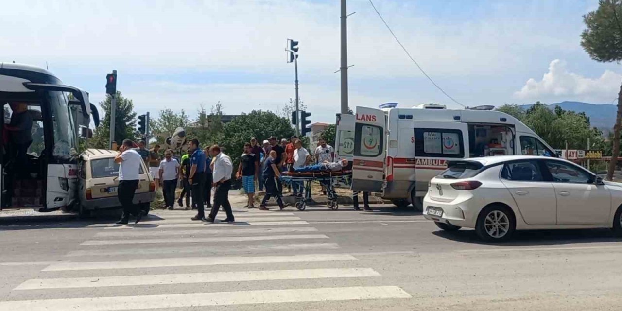 Osmancık’ta yolcu otobüsü ile otomobil çarpıştı: 1 yaralı