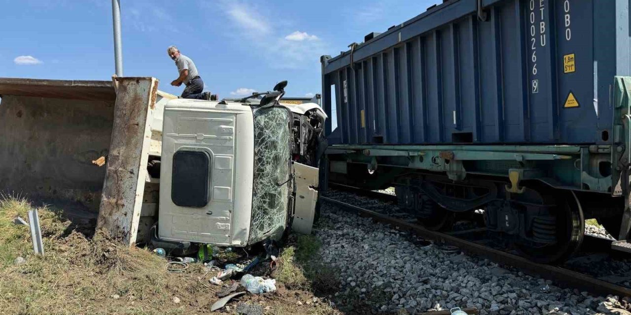 Yük treni kamyona çarptı 1 kişi öldü