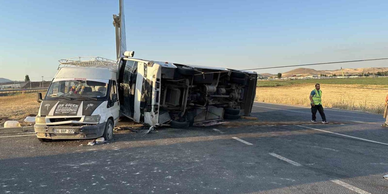 İşçileri taşıyan iki araç çarpıştı: 1 ölü