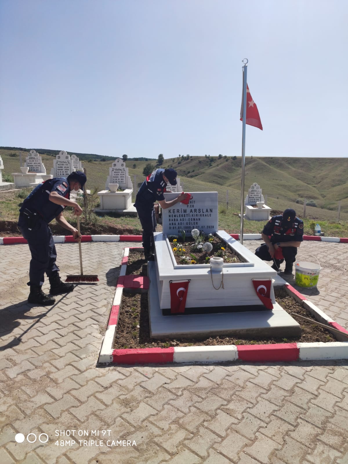 Jandarma'dan şehitliklerimizde bakım çalışması