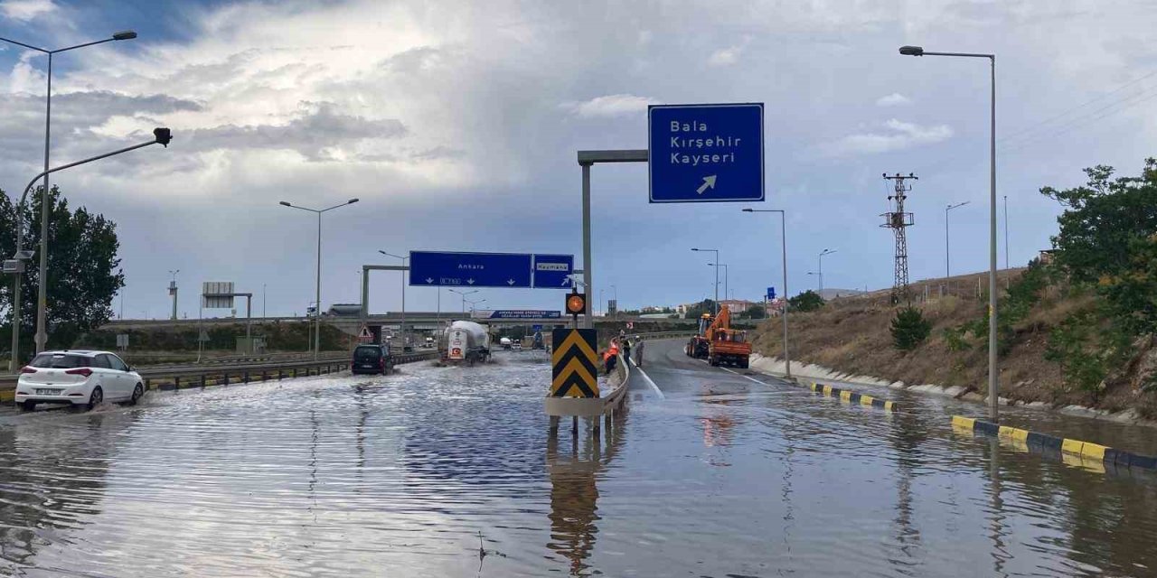 Ankara-Konya karayolu sağanak nedeniyle ulaşıma kapandı