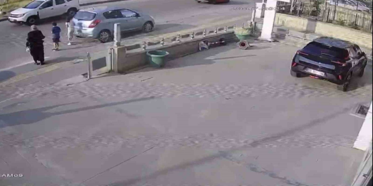 Aniden yola atlayan çocuğa otomobilin çarptığı an kamerada