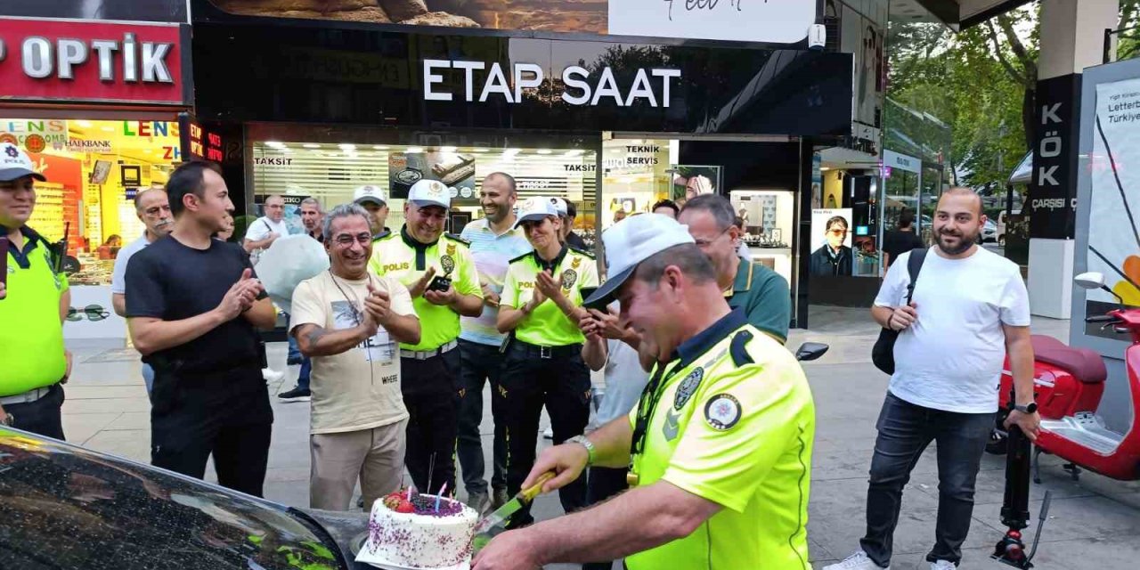 Emekli olan trafik polisine meslek hayatının son gününde pastalı kutlama