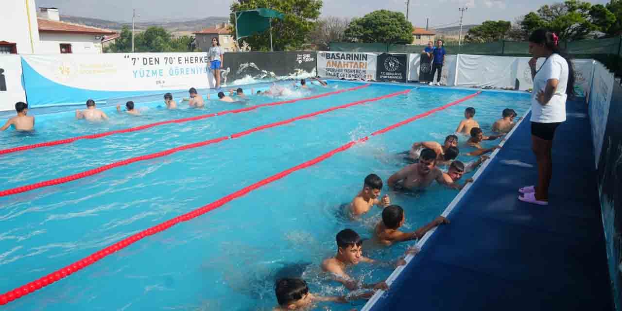 Kırıkkale’de öğrencilere yüzme eğitimi veriliyor
