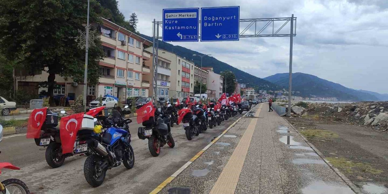 İstiklal Yolu’nu motorla geçiyorlar