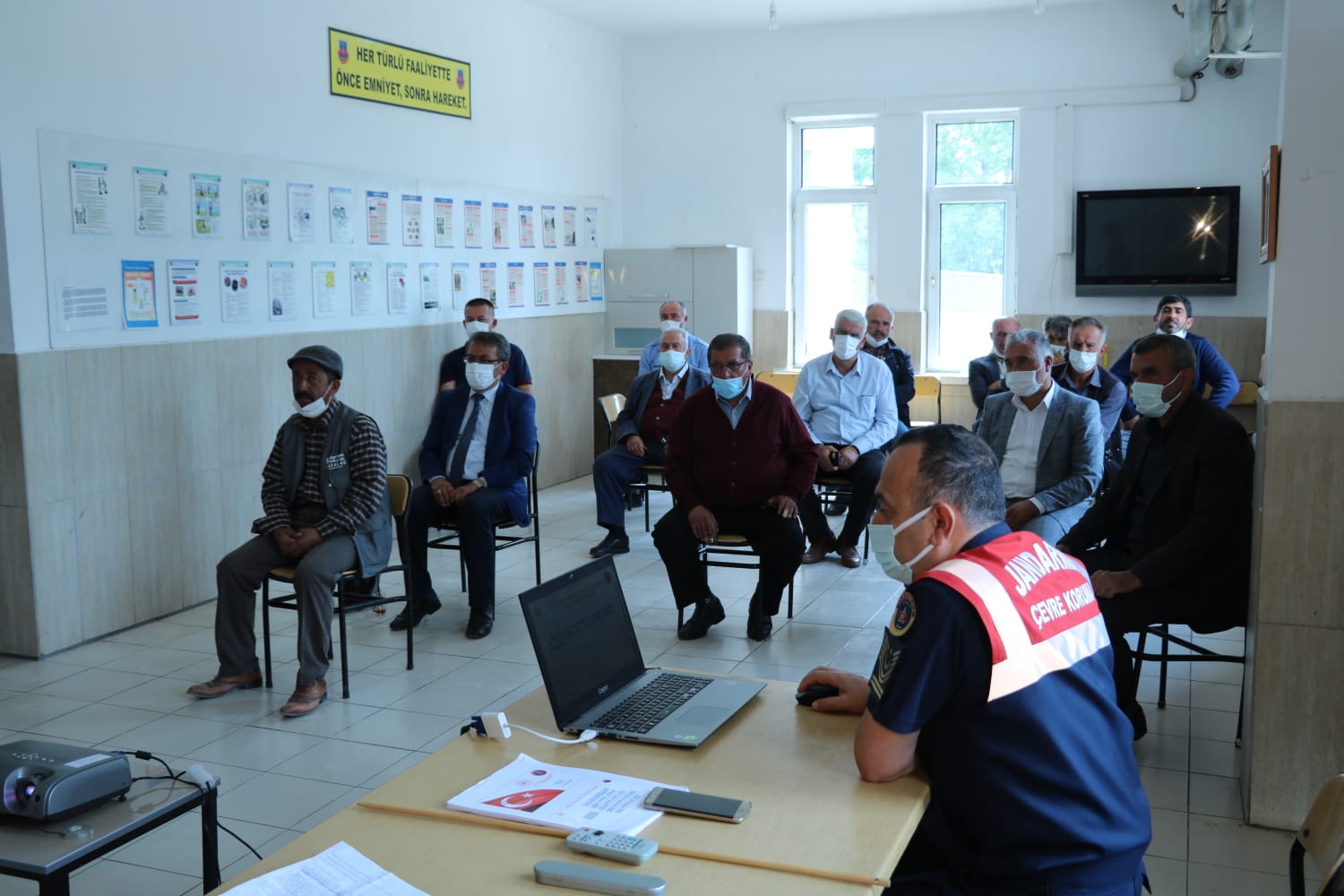 Jandarma'dan, muhtarlara kaçak avcılıkla mücadele semineri