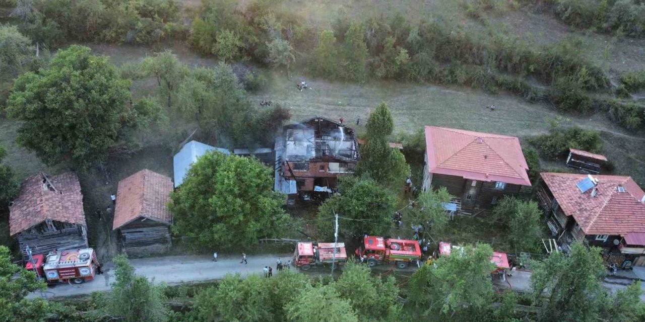 Kastamonu’da alevlere teslim olan iki katlı ev kullanılamaz hale geldi