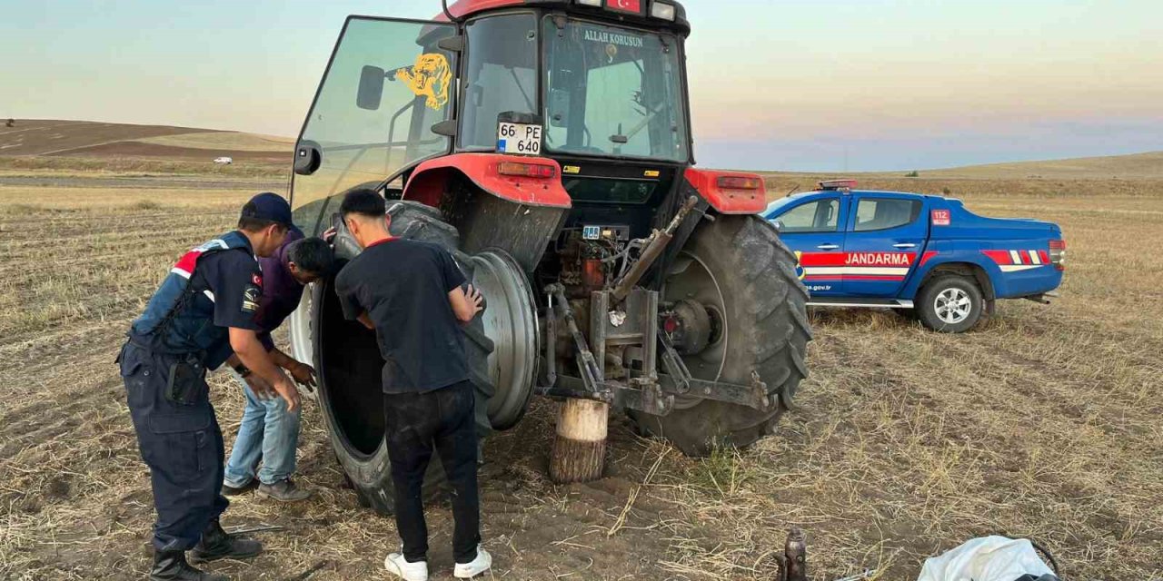 Tarlada mahsur kalan çiftçiye jandarma yardım etti