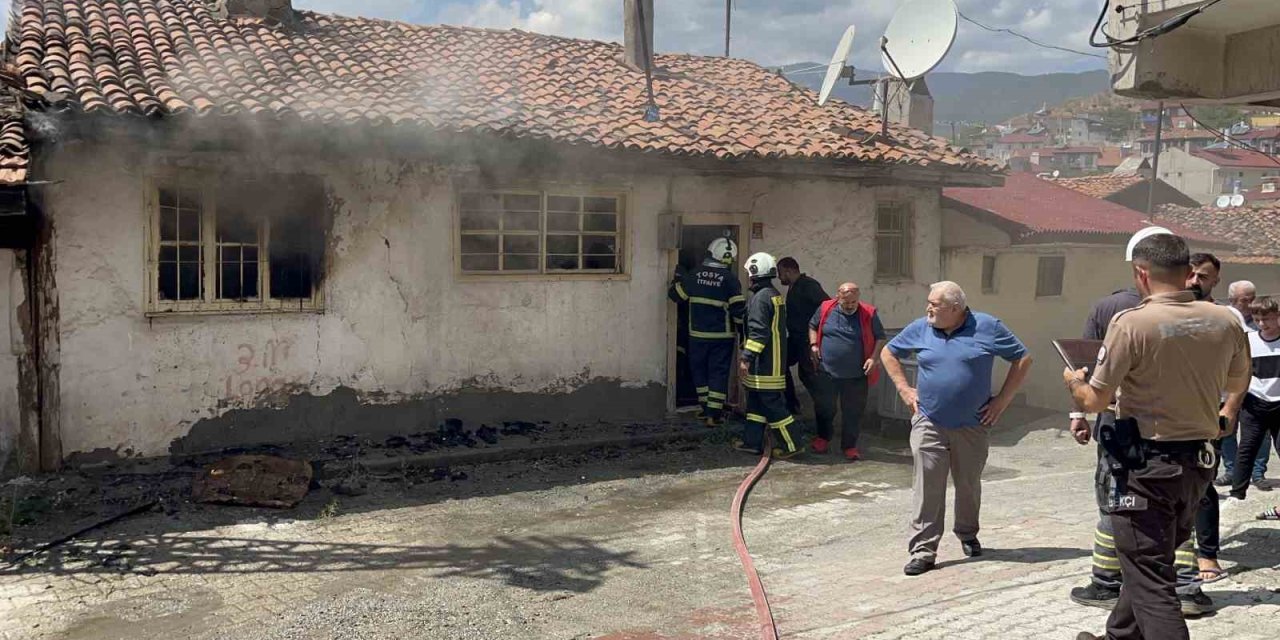 Boş evde çıkan yangın paniğe sebep oldu