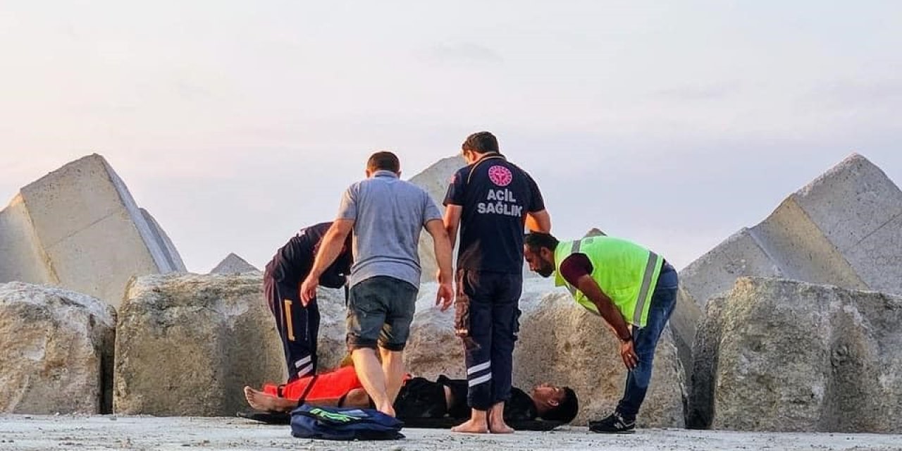 Balık tutmak isterken denize düştü, ölümden döndü