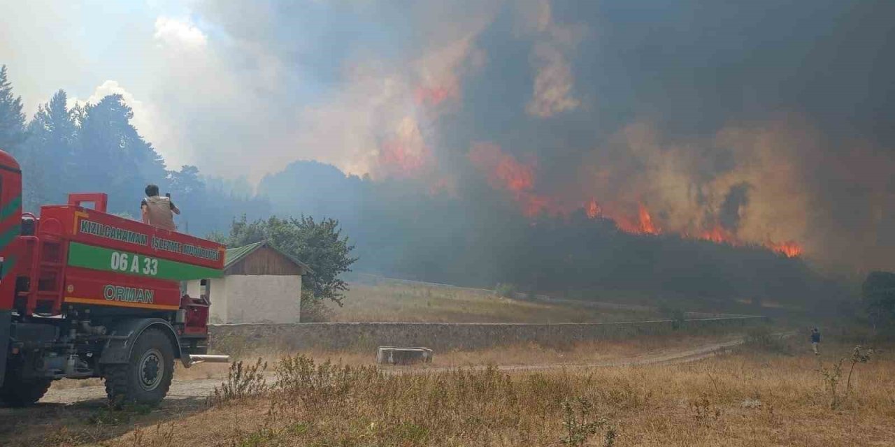 Ankara Kızılcahamam’da ormanlık alanda yangın çıktı