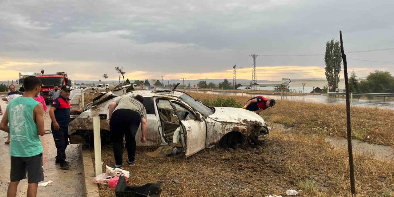 Kontrolden çıkan otomobil refüje devrildi: 4 yaralı